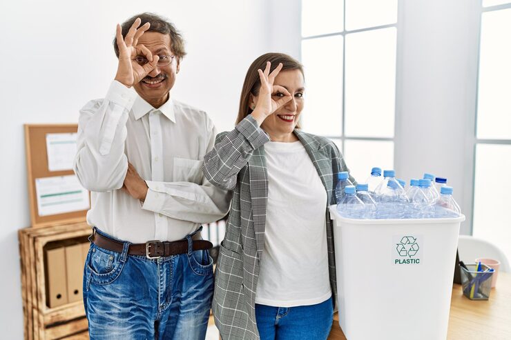 müllgebühren pro person oder haushalt - westmont group blog - Couple holding reusable items for eco-friendly recycling