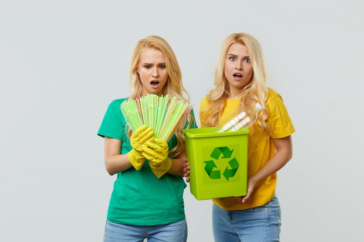 müllgebühren pro person oder haushalt - westmont group blog - Young women shocked by overflowing plastic waste